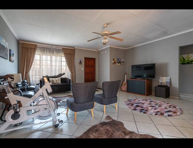 3 BEDROOM CLUSTER TO LET IN NEW MARKET